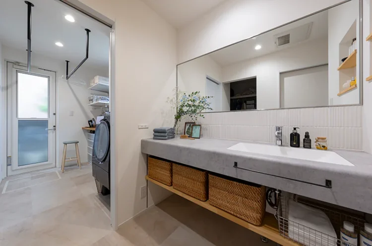 水回りとキッチンをまとめた家事動線の良い平屋の内観