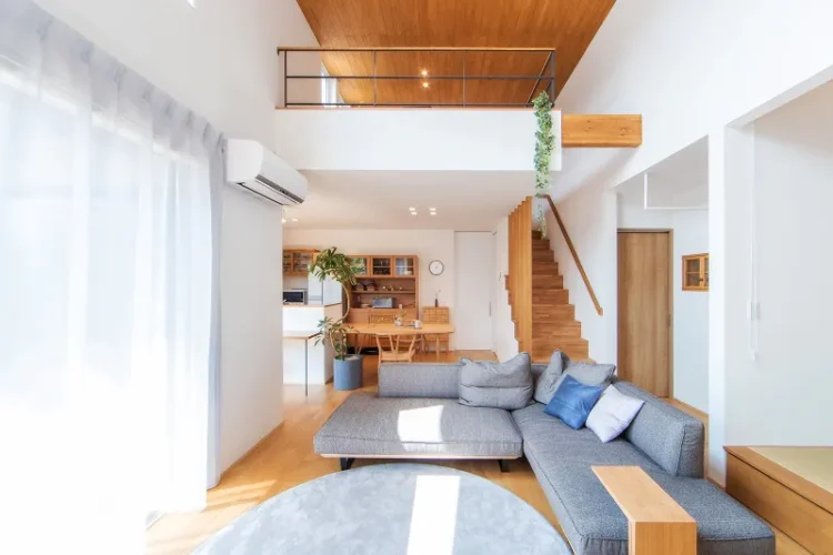 吹き抜け×高窓で開放感のある平屋の内観