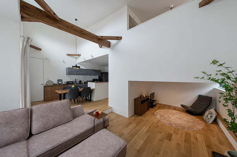 スキップフロア下におこもり空間がある平屋の内観