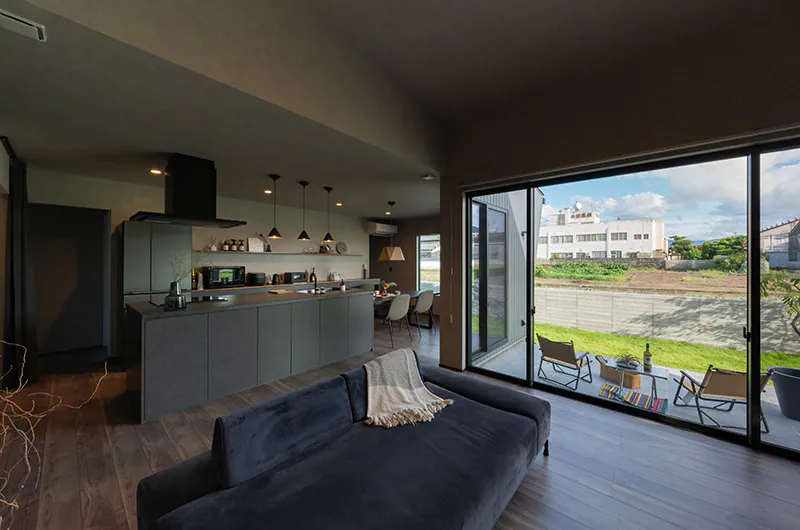 田園風景とともに過ごすサロン付き平屋の内観