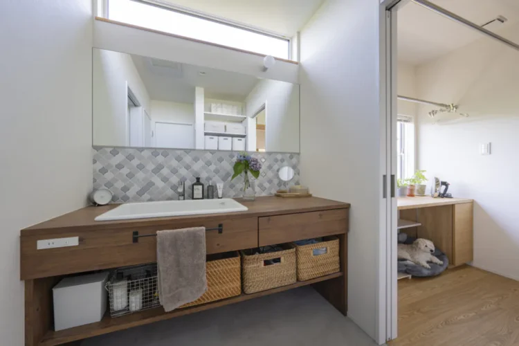 洗濯やパソコン作業ができる家事室のある平屋の内観