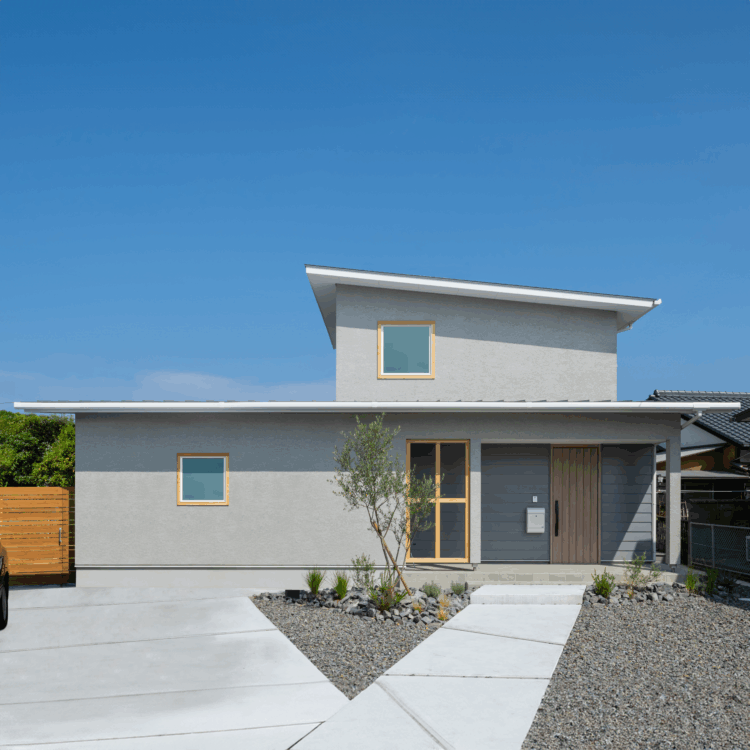 中庭を囲むコの字型の住まいで 光とゆとりを楽しむ家