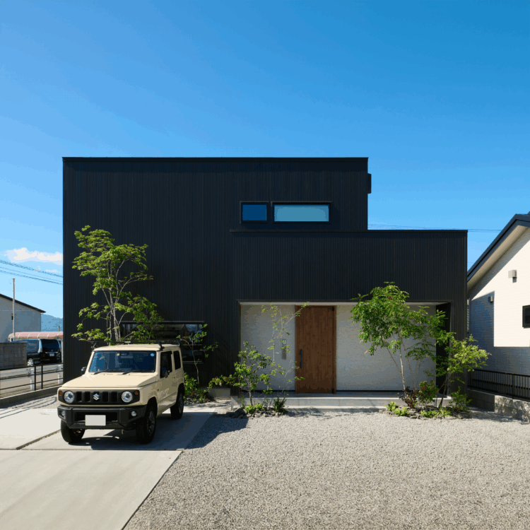 土間にお気に入りを並べて楽しむ黒い箱の家