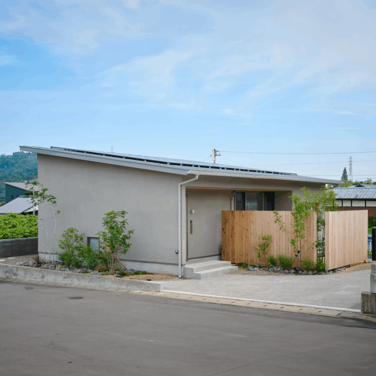 玄関からつながる広がりのあるLDKの平屋