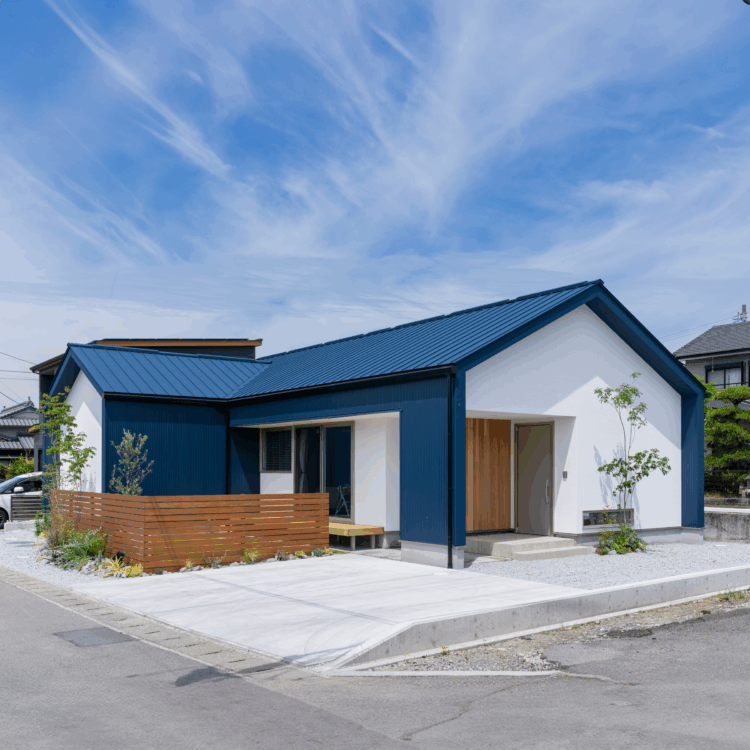 L字に広がる青×白の平屋