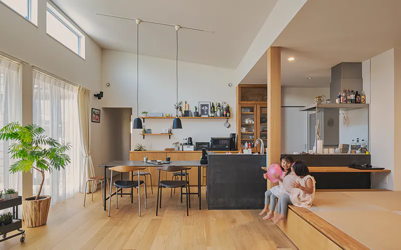 本棚階段のある陽だまり平屋の内観