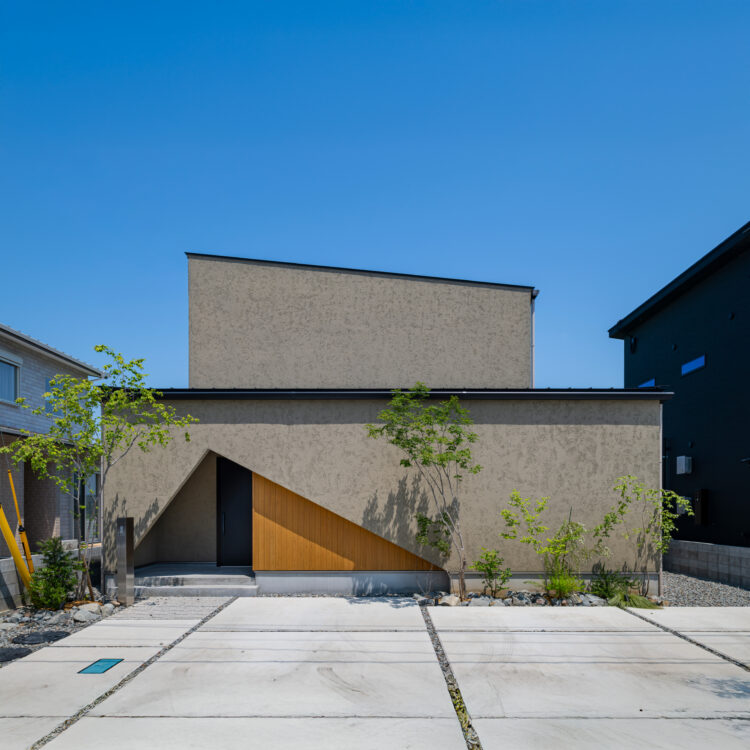 斜めカットが目を引く家