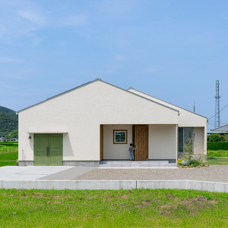 バイクガレージのある三角屋根の平屋