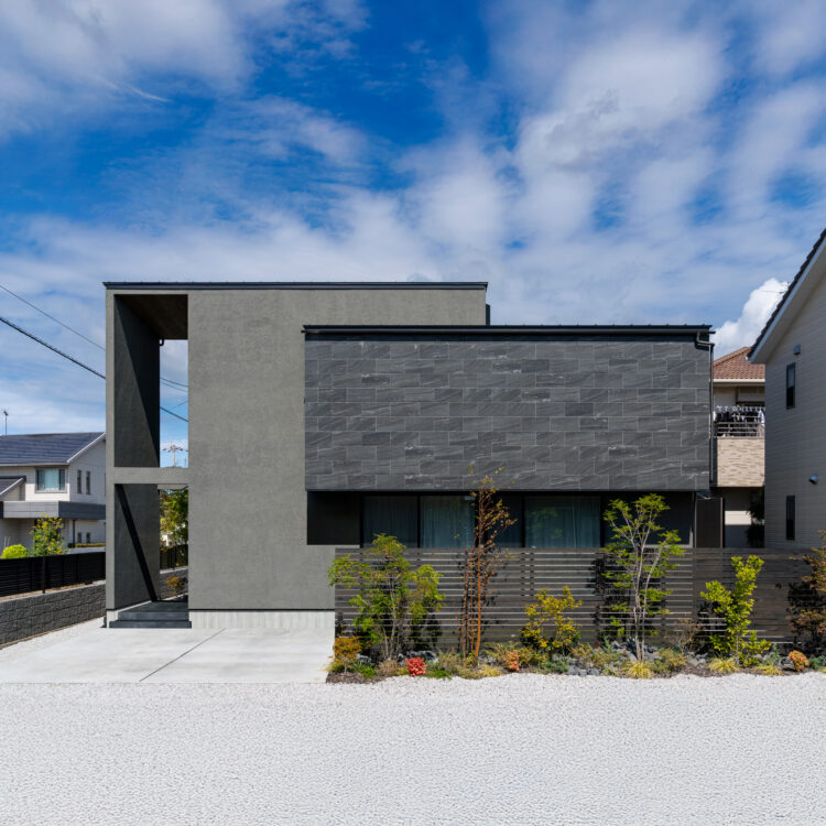全高を貫く石壁が美しい家