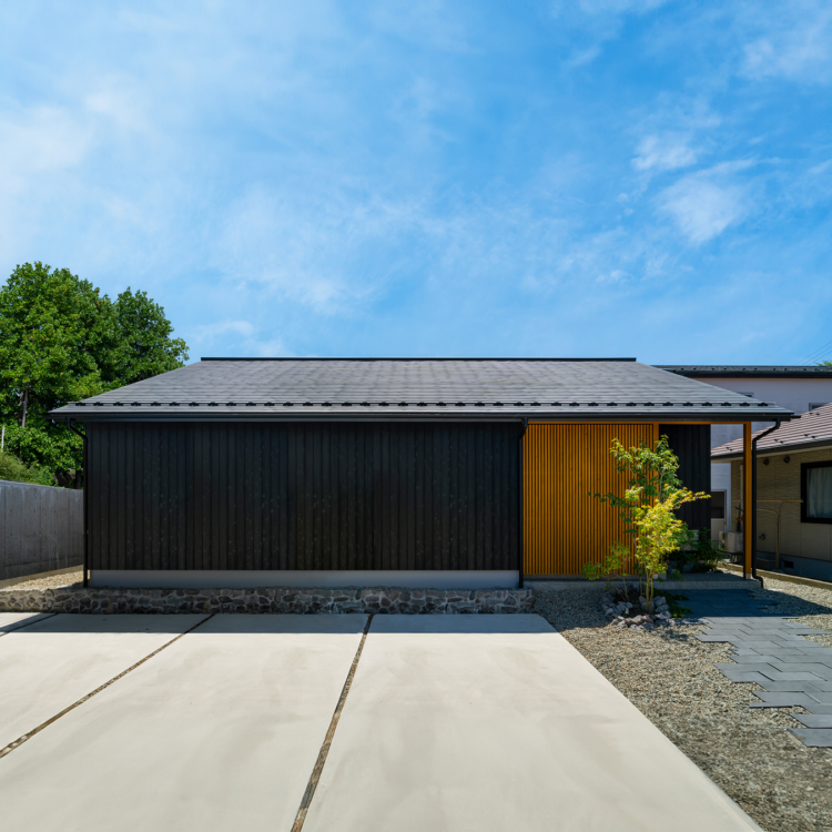 雪国に佇む焼杉の平屋