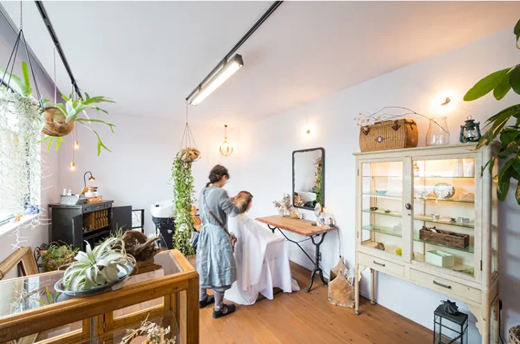 店舗・居住空間の双方にくつろぎを与えるアンティークな美容室