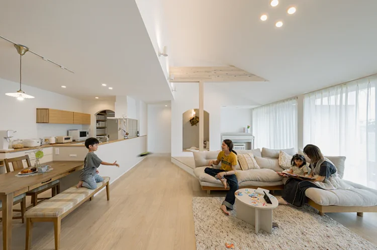 勾配天井のリビングにするメリットを紹介【平屋・2階建ての施工事例付き】