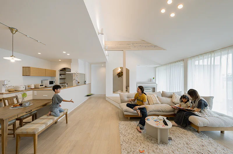 勾配天井のリビングにするメリットを紹介【平屋・2階建ての施工事例付き】