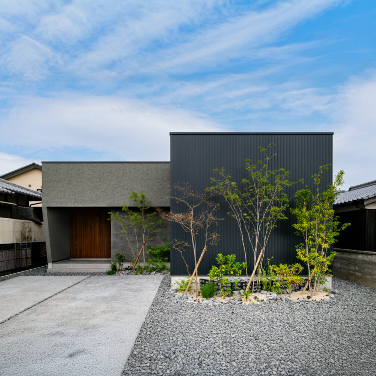 空を見ながら勉強できるロの字の平屋