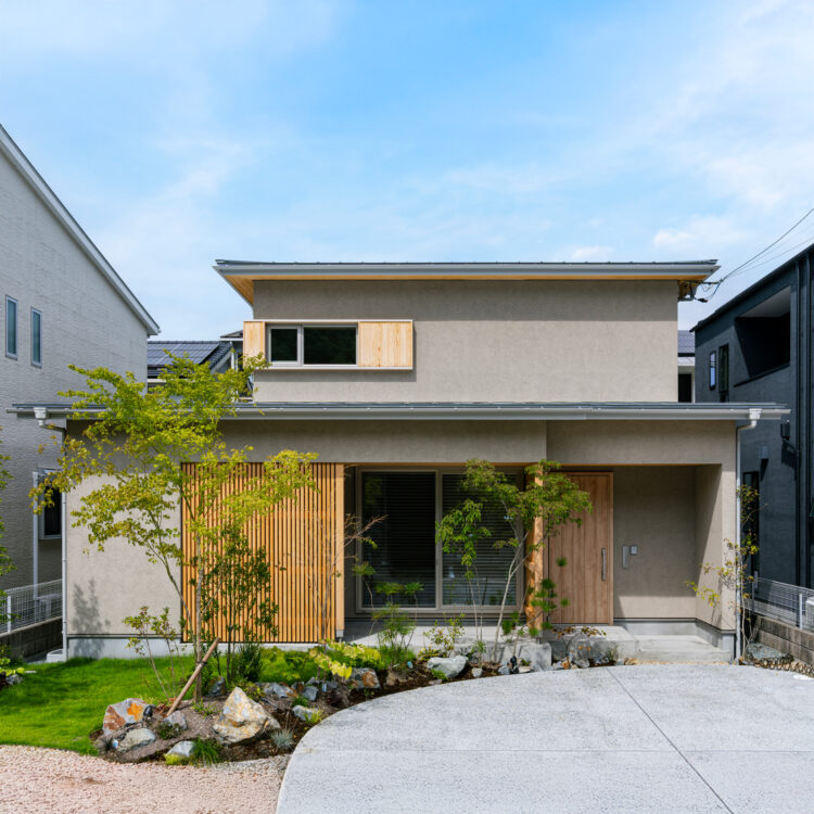 格子を抜ける風が心地いい亜麻色の家