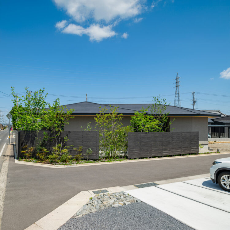 庭を愛で四季を愉しむ大窓の平屋