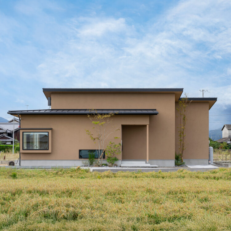 おこもり感×開放感の和室で寛ぐ平屋