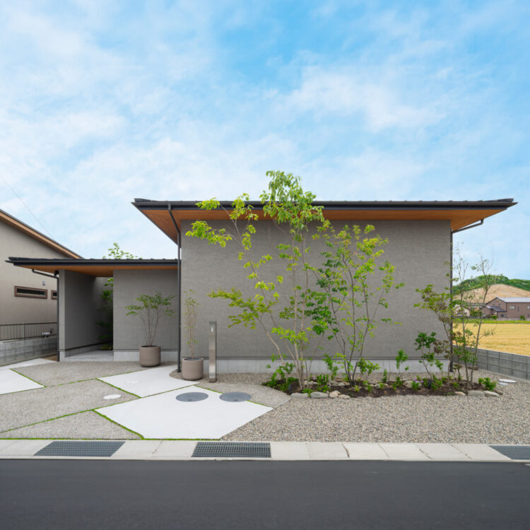 大谷石が出迎える和モダンな平屋