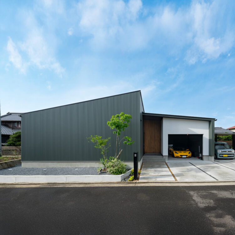 愛車をアートに変えた平屋