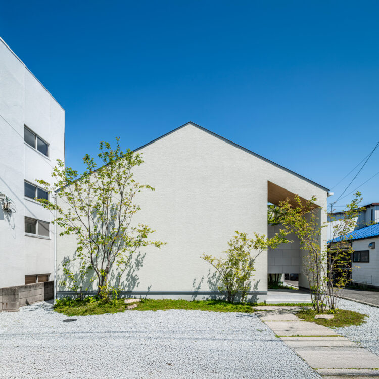 奥行きで魅せる、2つの庭をもつ平屋